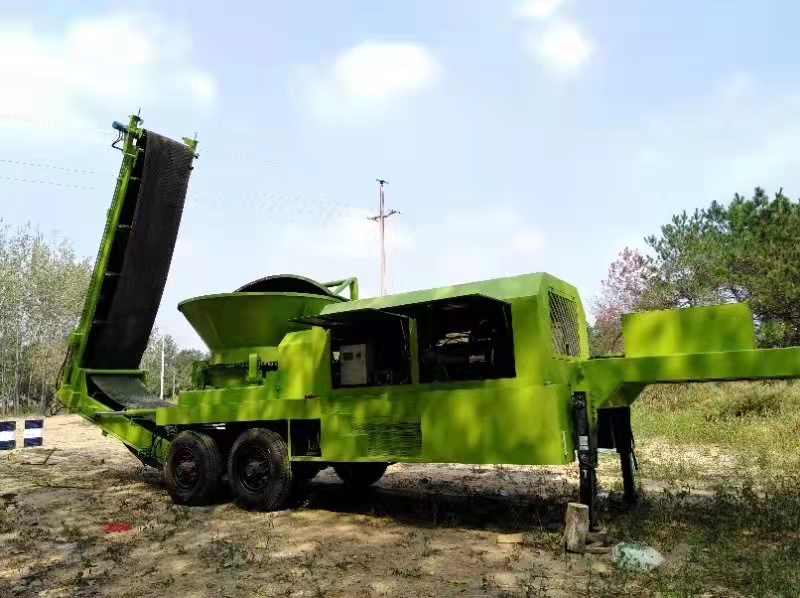 贵州凯里马总购买睿城机械的树根粉碎机现场