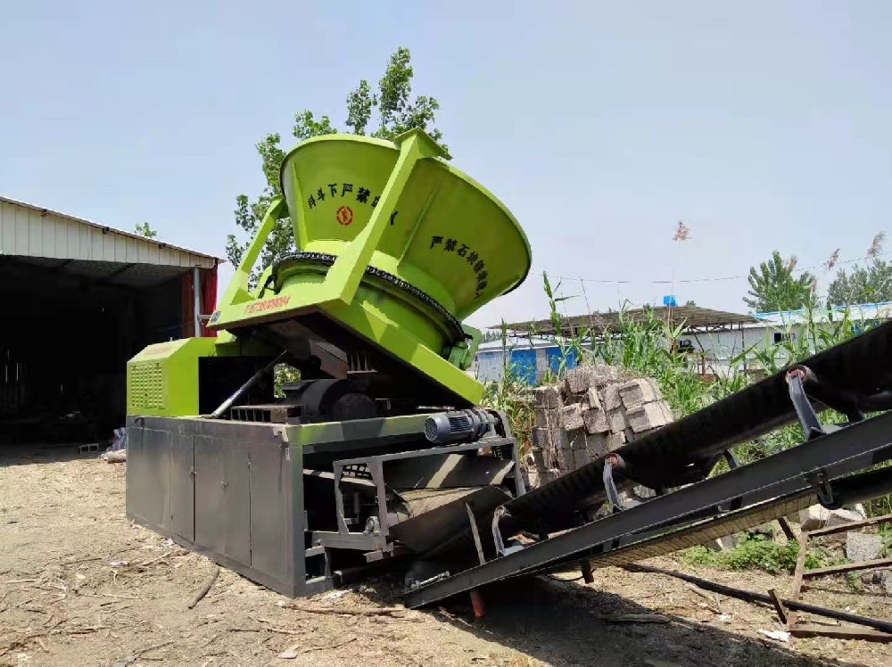 四川攀枝花胡总购买睿诚机械的大型木材破碎机现场